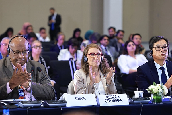 استكشاف مزايا أجهزة الترجمة للمؤتمرات للتطبيقات المؤسسية