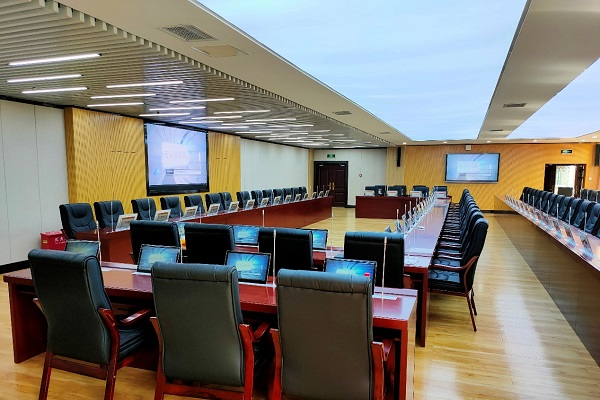 هل يمكن للفصول الدراسية في المدرسة استخدام نظام المؤتمرات الصوتية والمرئية؟